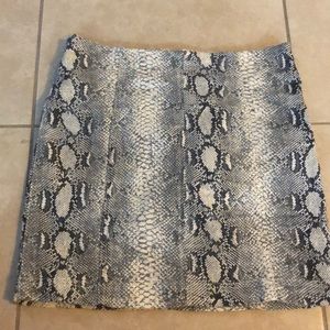 Printed mini skirt in excellent condition. NEVER USED